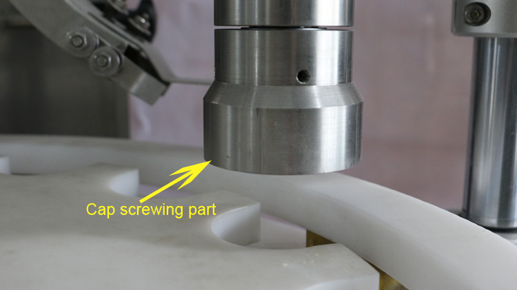 キャップシールとスターホイールランニングを備えた500ml丸ボトル充填機