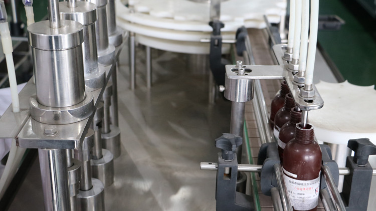 キャップシールとスターホイールランニングを備えた500ml丸ボトル充填機